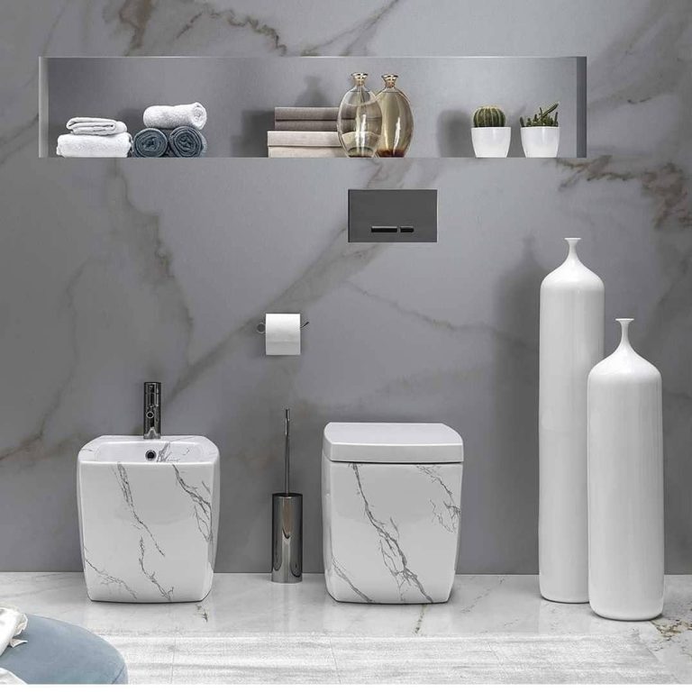 Reformar Baño en Granada: Apuesta por saneamientos en porcelánico imitación mármol Calacatta (blanco Italiano) y Marquina (negro Italiano).