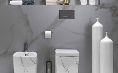 Reformar Baño en Granada: Apuesta por saneamientos en porcelánico imitación mármol Calacatta (blanco Italiano) y Marquina (negro Italiano).